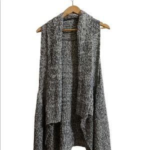 ❄️ Beautiful woolly gray sleeveless vest one size fits all.